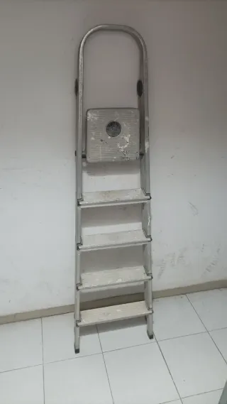 Escalera aluminio 4 peldaños