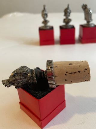 4 Figuras Decorativas con cascos representativos