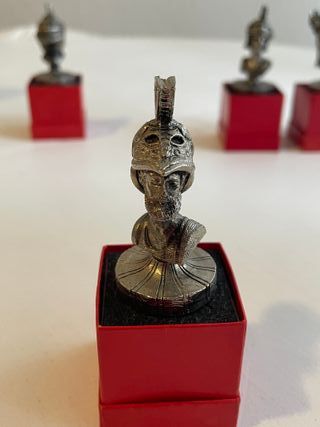 4 Figuras Decorativas con cascos representativos