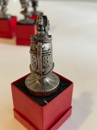 4 Figuras Decorativas con cascos representativos