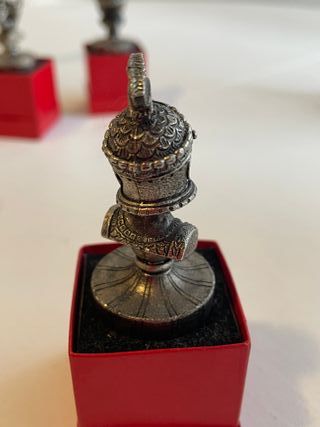 4 Figuras Decorativas con cascos representativos