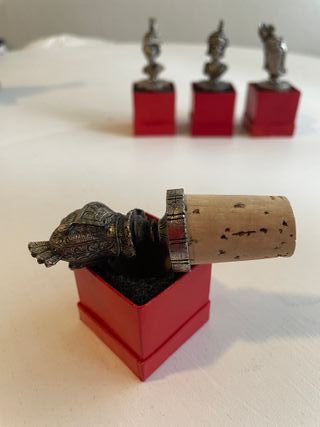 4 Figuras Decorativas con cascos representativos