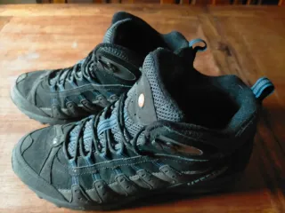 Botas de montaña Salomon negras y azules