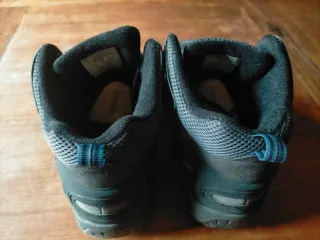 Botas de montaña Salomon negras y azules