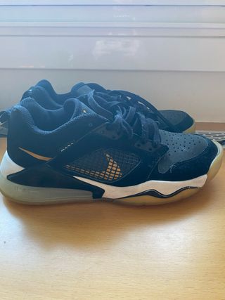 Zapatillas Nike Negras y Doradas