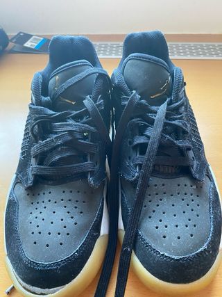 Zapatillas Nike Negras y Doradas