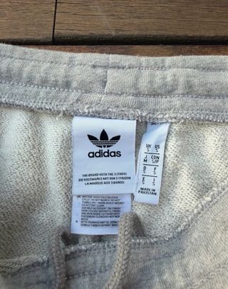 Pantalón corto Adidas gris