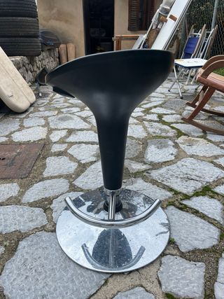 Taburete negro de plástico