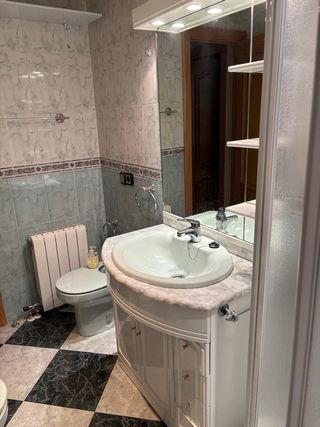 Lavabo de baño con espejo y mueble
