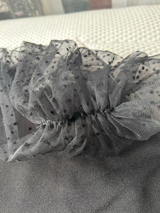 Blusa negra con detalle de tul y lunares