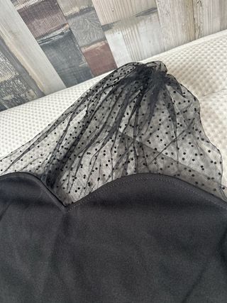 Blusa negra con detalle de tul y lunares