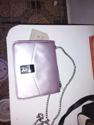 Bolso rosa y plateado con cadena
