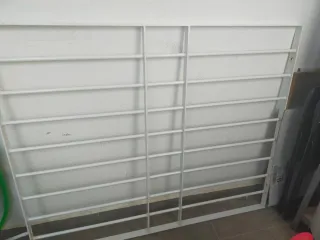 Reja blanca para ventana.