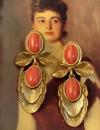 Pendientes de hojas doradas con piedra coral
