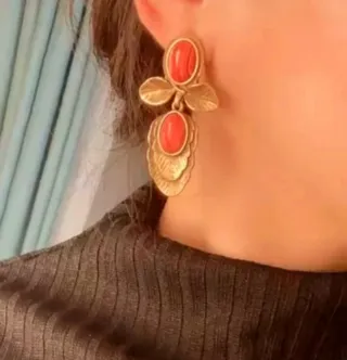 Pendientes de hojas doradas con piedra coral