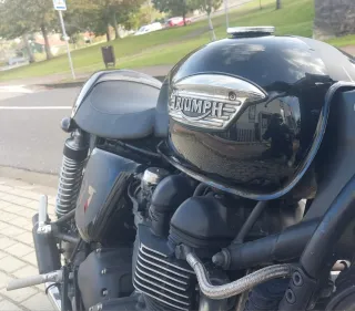 Triumph Bonneville Custom Negra