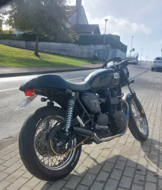 Triumph Bonneville Custom Negra