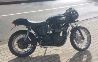 Triumph Bonneville Custom Negra