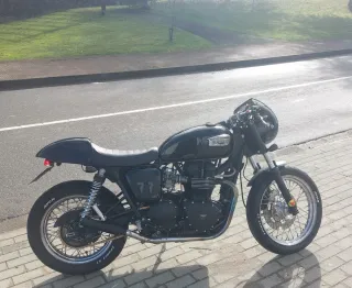 Triumph Bonneville Custom Negra