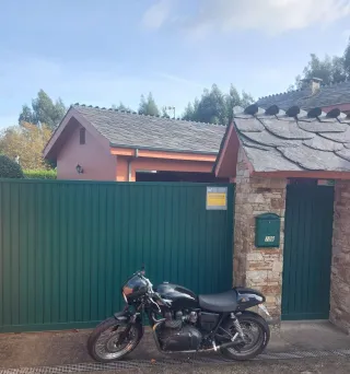 Triumph Bonneville Custom Negra