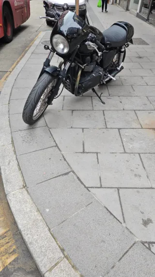 Triumph Bonneville Custom Negra