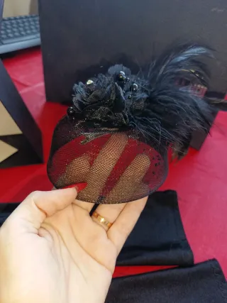 Tocado y guantes Thierry Mugler negros