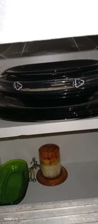 Conjunto de platos de vidrio negros