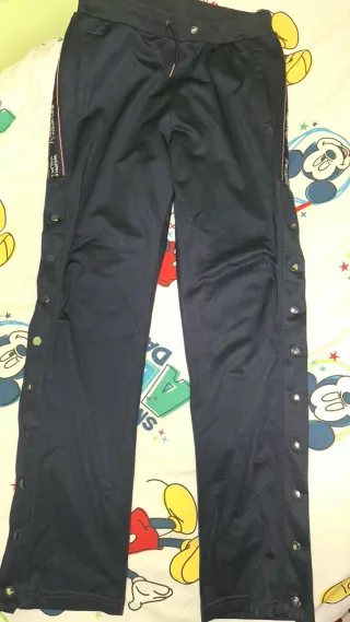 Pantalón de chándal con botones laterales