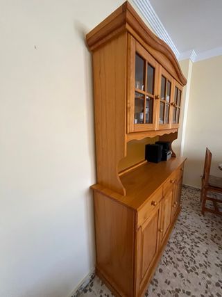 Mueble de salón pino miel con vitrina.Alacena
