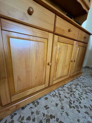 Mueble de salón pino miel con vitrina.Alacena