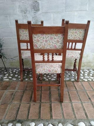 Trío de sillas de madera con tapicería floral