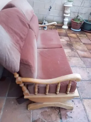 Sofá de tela y madera