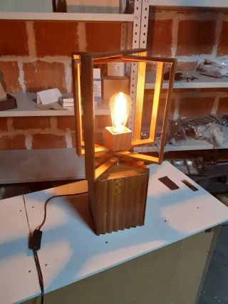 Lampada in legno design moderno