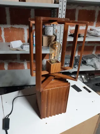 Lampada in legno design moderno