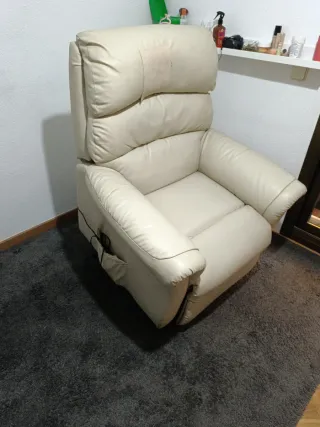 Sillón reclinable de piel beige