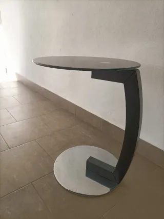 Mesa auxiliar redonda cristal y metal