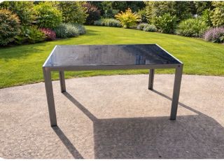 Mesa de metal y cristal reforzado