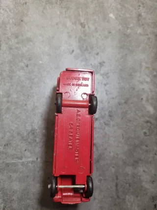 Autobús antiguo metálico A.E.C. Routemaster