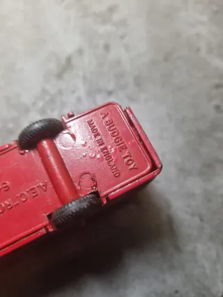 Autobús antiguo metálico A.E.C. Routemaster