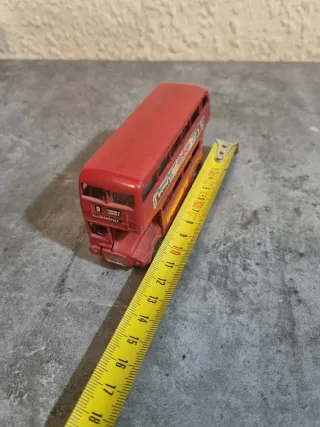 Autobús antiguo metálico A.E.C. Routemaster