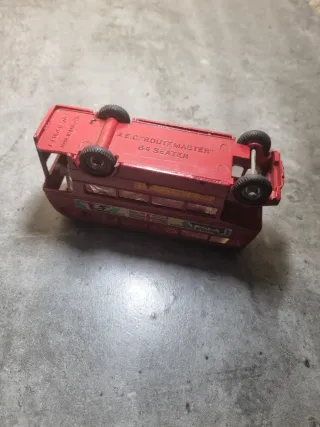 Autobús antiguo metálico A.E.C. Routemaster