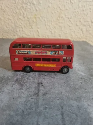 Autobús antiguo metálico A.E.C. Routemaster