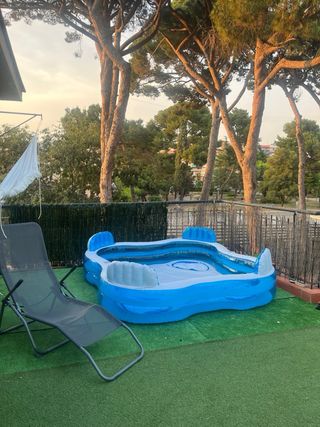 Piscina hinchable con asientos