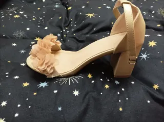 Sandalias doradas con flor