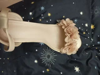 Sandalias doradas con flor