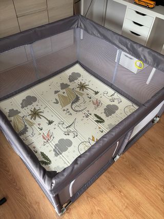 Parque infantil con alfombra