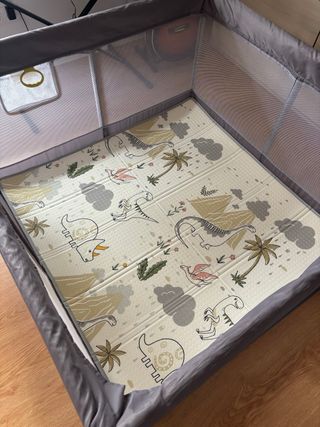 Parque infantil con alfombra