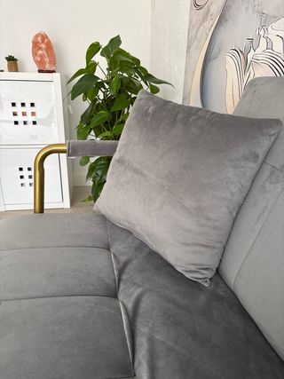 Sofá moderno terciopelo gris y patas doradas