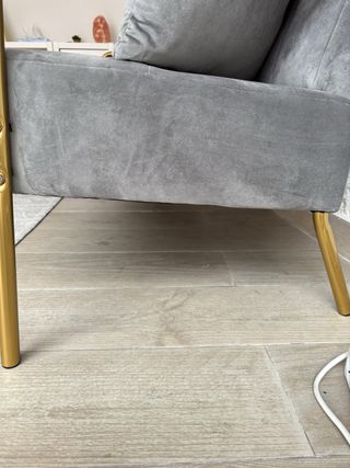 Sofá moderno terciopelo gris y patas doradas