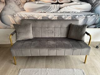 Sofá moderno terciopelo gris y patas doradas